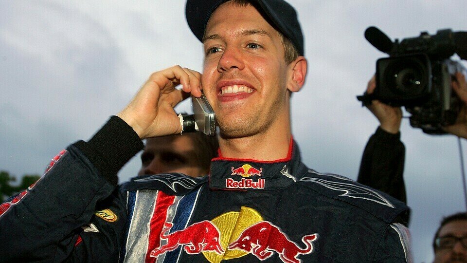 Vettel bekommt seinen täglichen Ratschlag aufs Handy, Foto: Sutton