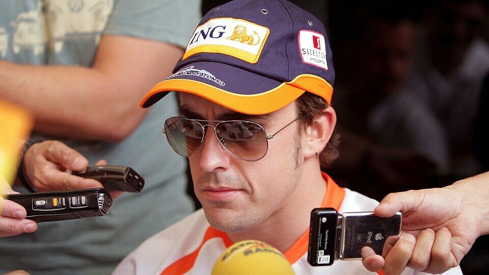 Fernando Alonso beschwerte sich über den Verkehr auf der Strecke, Foto: Sutton