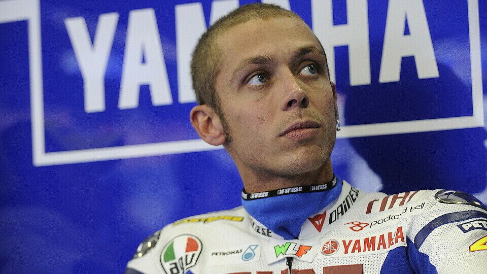 Valentino Rossi hat sich bei Dr. Claudio Costa nach dem besten Vorgehen erkundigt, Foto: Yamaha Racing