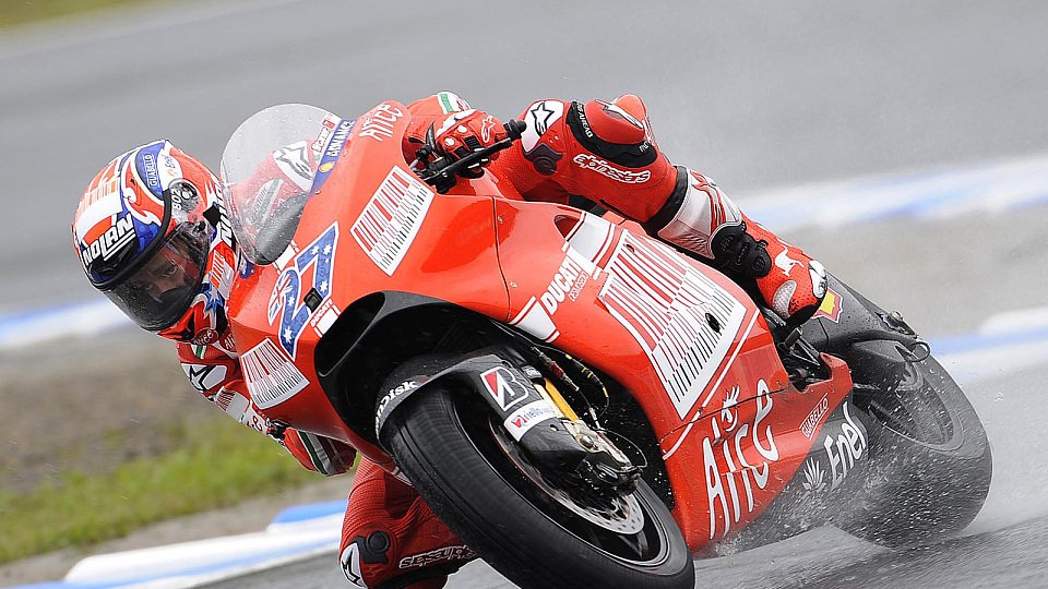 Casey Stoner war schon halb ausgezogen und am Ende Schnellster, Foto: Ducati