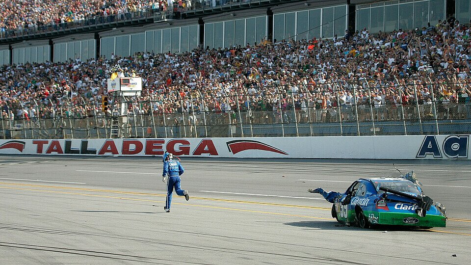 Carl Edwards rennt Richtung Ziellinie, Foto: NASCAR