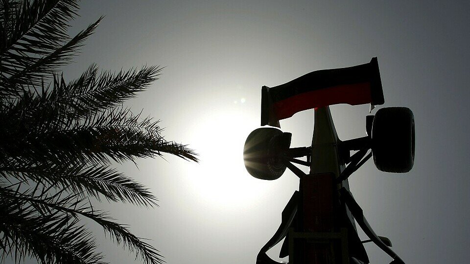 Ein fliegendes F1-Auto in Bahrain - oder sind es Captain Niki und Rubinho?, Foto: Sutton