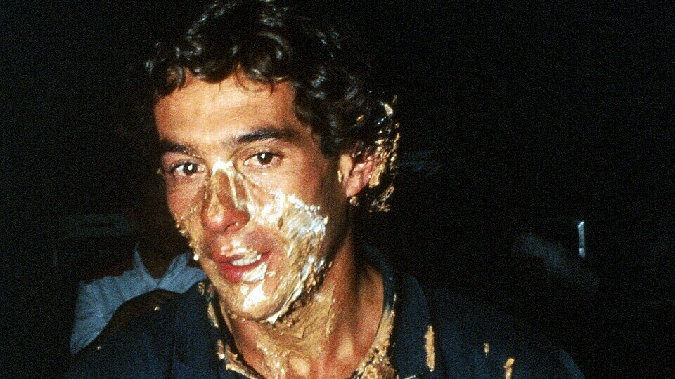 Ayrton Senna feiert am Donnerstag vor seinem Heim-GP 1991 Geburtstag und hat etwas Torte abgekriegt, Foto: Sutton