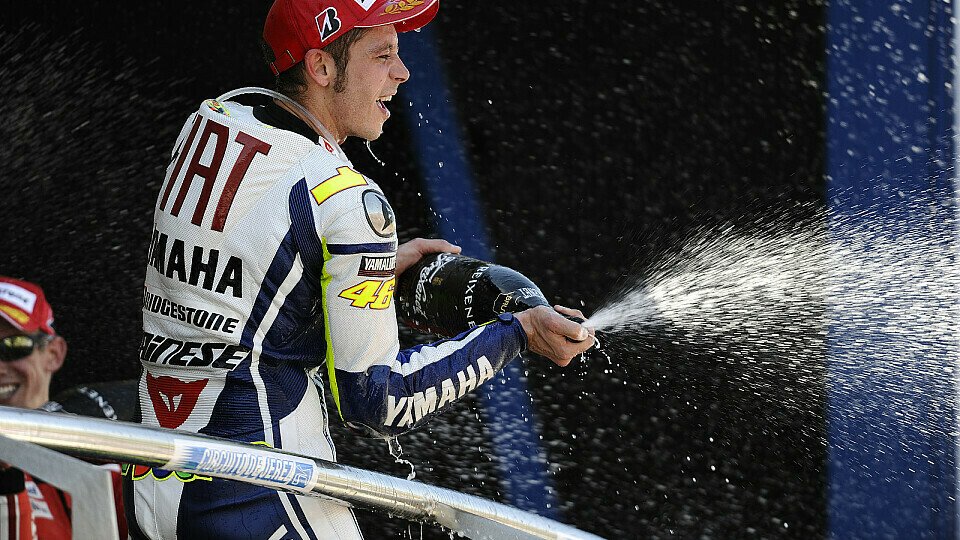 Noch will Valentino Rossi nicht den möglichen 100. Sieg feiern, Foto: Fiat Yamaha