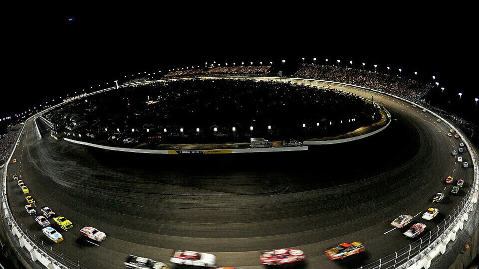 Stars und Stripes bei Nacht, Foto: NASCAR