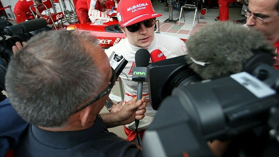 Kimi Räikkönen musste nach dem Qualifying Rede und Antwort stehen, Foto: Sutton