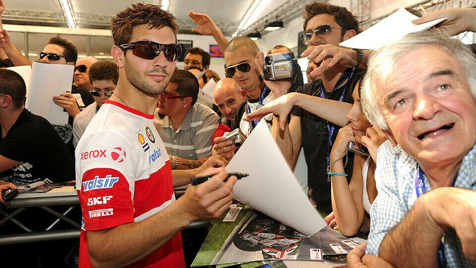 Michel Fabrizio musste in Monza viele Autogramme schreiben., Foto: Ducati