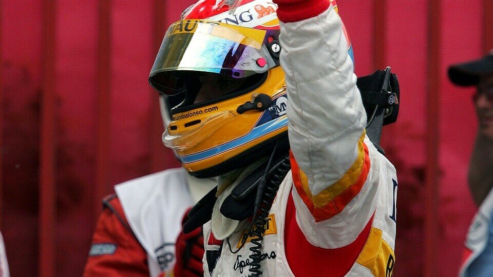 Fernando Alonso freute sich über Platz fünf im Heimrennen, Foto: Sutton