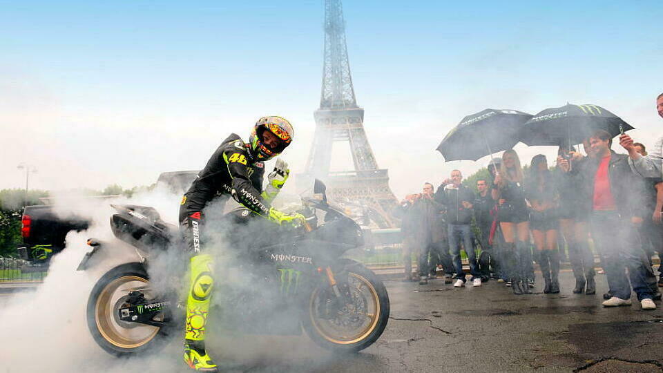 Für Spaß ist Rossi immer zu haben. Dieses Mal machte er direkt unter dem Eiffelturm in Paris einen Burn-Out., Foto: Monster