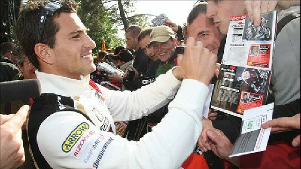 Randy de Puniet schrieb fleißig Autogramme., Foto: Honda Randy de Puniet schrieb fleißig Autogramme., Foto: Honda