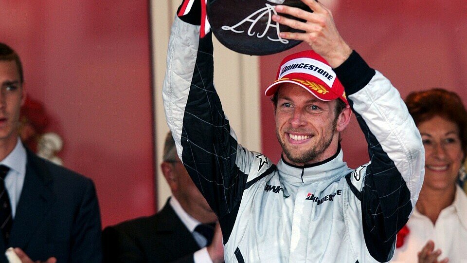 Jenson Button holte sich in Monaco den nächsten Siegerpokal., Foto: Sutton