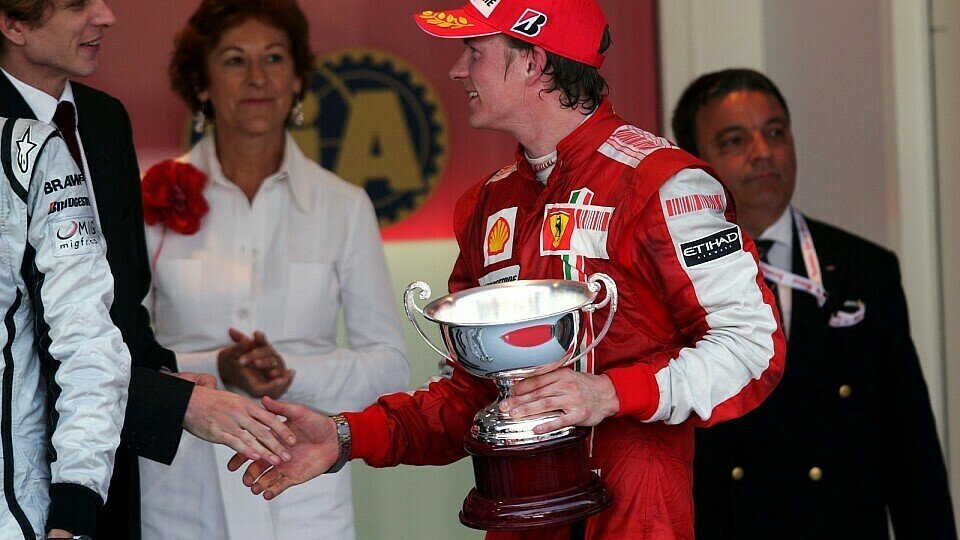 Kimi Räikkönen möchte wieder Siegerpokale erhalten., Foto: Sutton
