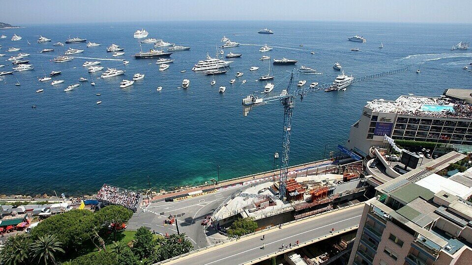 Die Zielflagge von Monaco wird im Hafen versenkt, Foto: Sutton