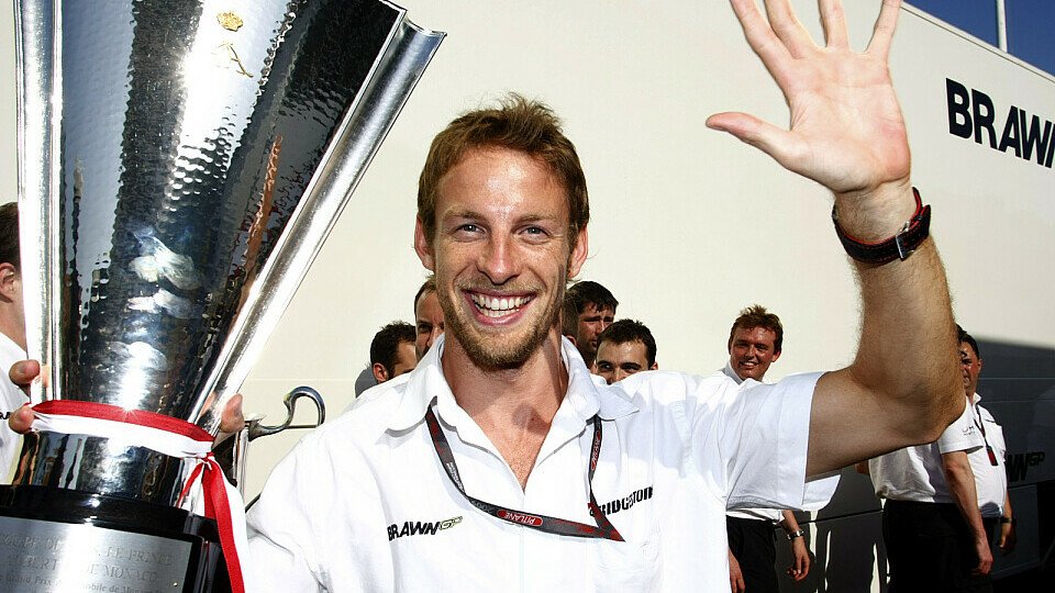 Noch ein Pokal für Jenson Button., Foto: Brawn GP