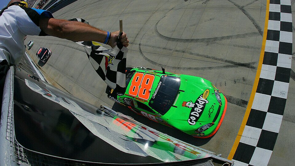 Erster Saisonsieg für Brad Keselowski, Foto: NASCAR