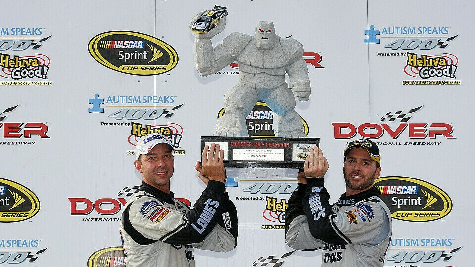Jimmie Johnson und Chad Knaus mit der Monster-Trophäe, Foto: NASCAR