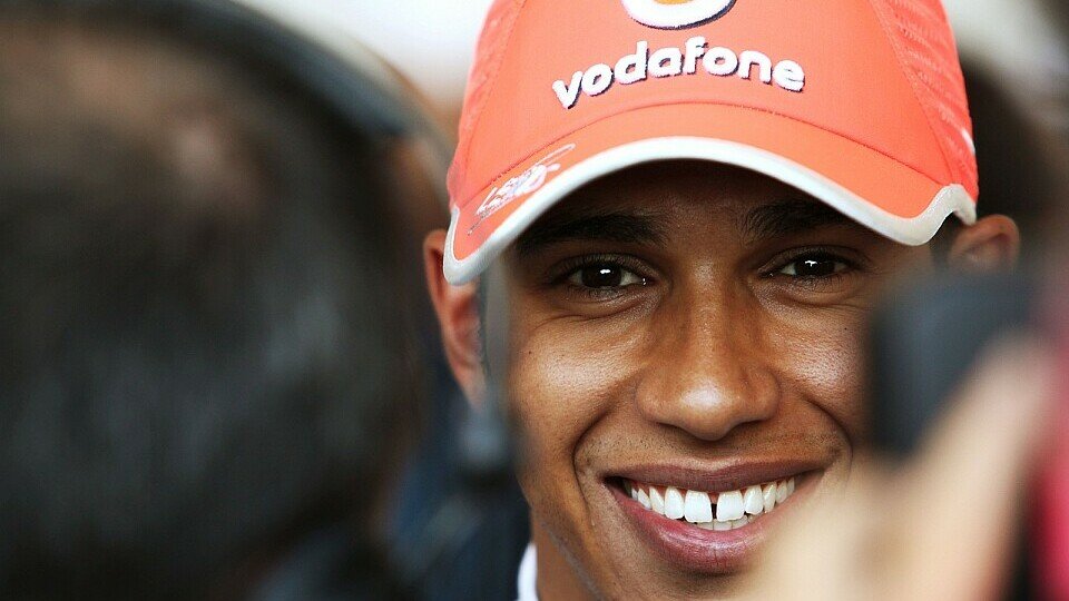 Lewis Hamilton kann noch lachen, Foto: Sutton