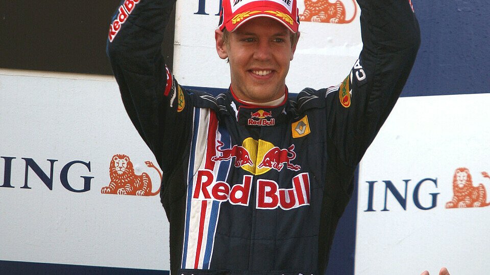 Vettel zwang sich zum Lächeln., Foto: Sutton