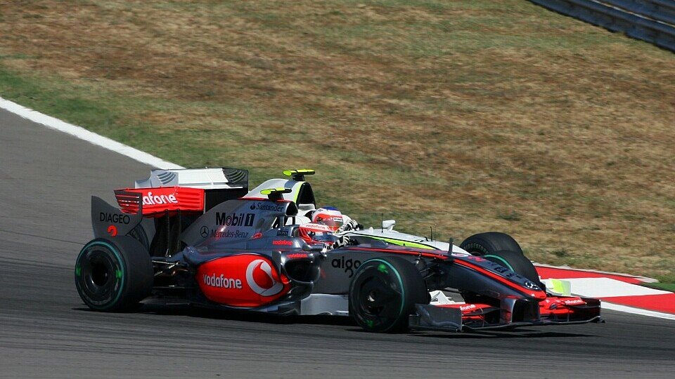 Kovalainen und Barrichello lieferten sich einen harten Kampf, Foto: Sutton
