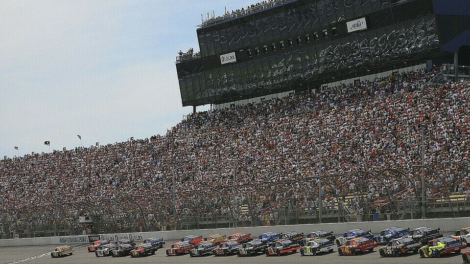 Der Start auf dem Michigan International Speedway, Foto: NASCAR