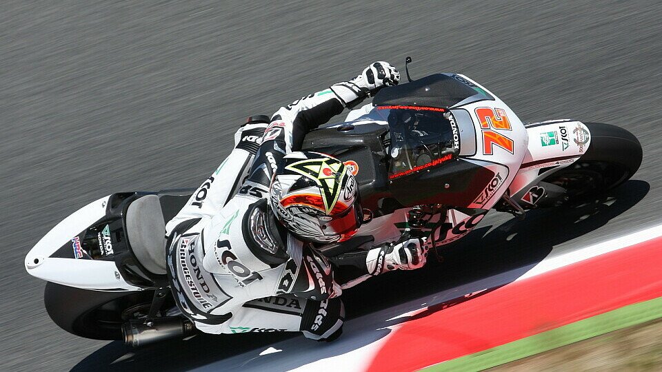 Yuki Takahashi brach sich bei einem Rennsturz den kleinen Finger., Foto: Ronny Lekl