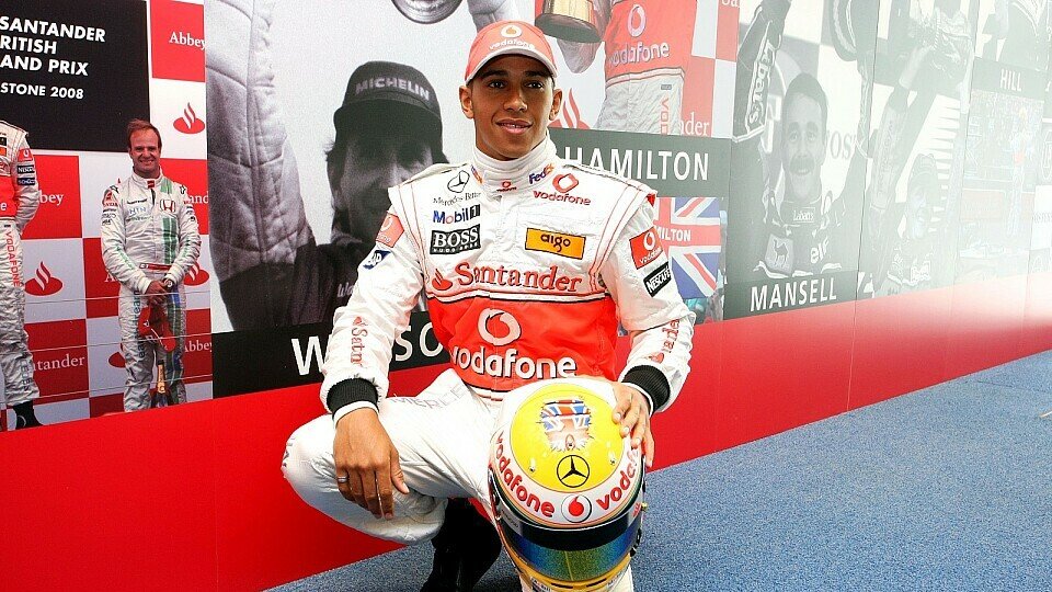 Lewis Hamilton präsentiert stolz seinen Helm, Foto: Sutton