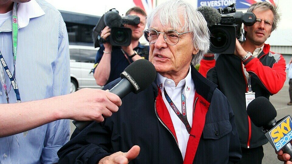 Bernie Ecclestone wurde am Freitag in Silverstone von der Presse umzingelt, Foto: Sutton