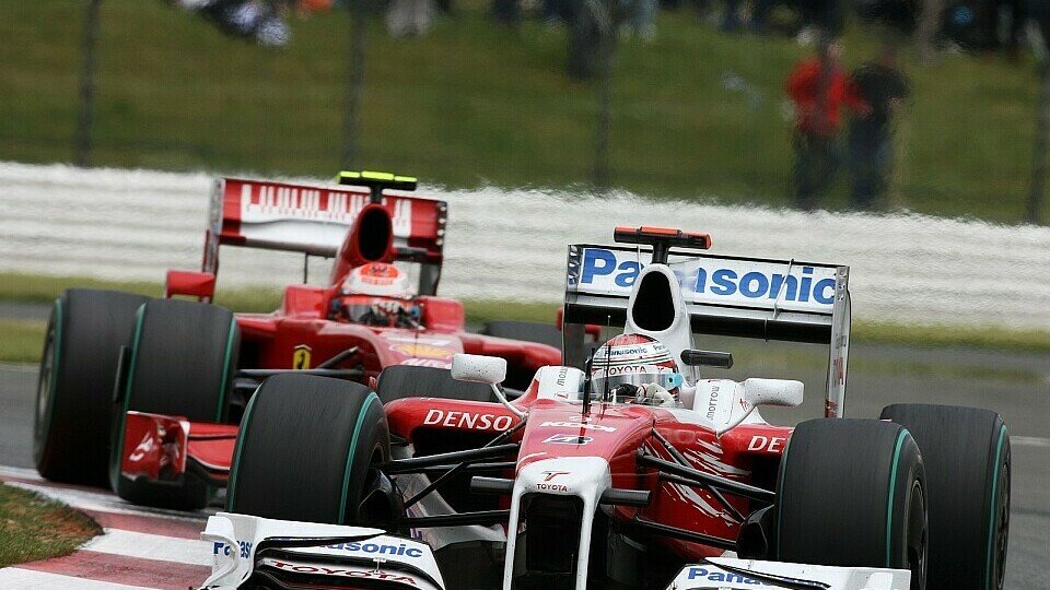 Trulli musste sich gegen die Ferrari wehren., Foto: Sutton