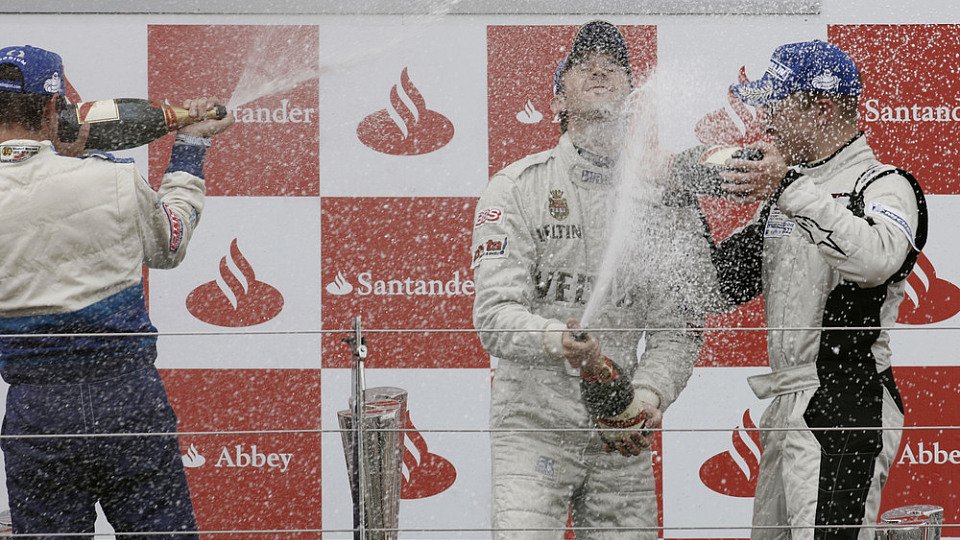 René Rast bejubelt seinen Sieg, Foto: Porsche