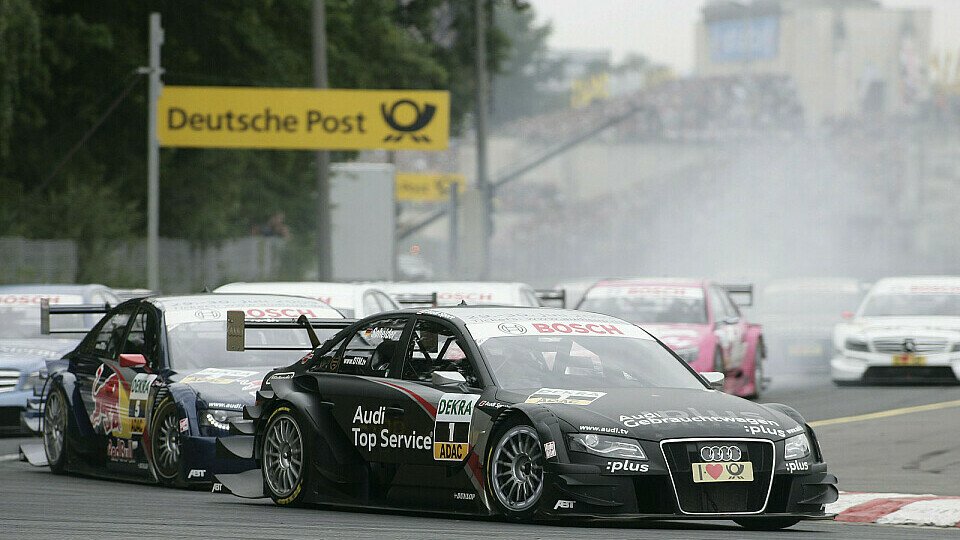 Immer wieder wählte Timo Scheider in Kurve eins eine weite Linie., Foto: Audi
