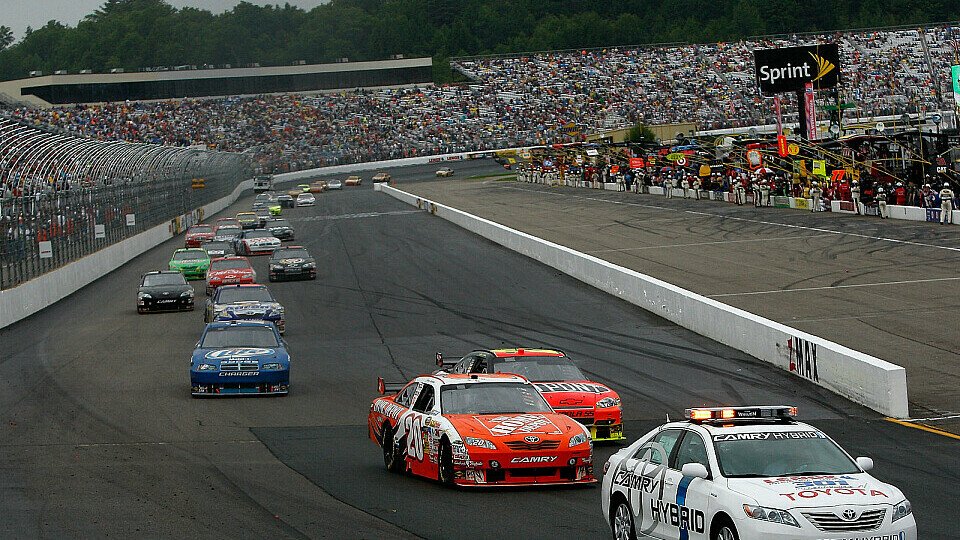 Sieg hinter dem Pace Car für Joey Logano, Foto: NASCAR