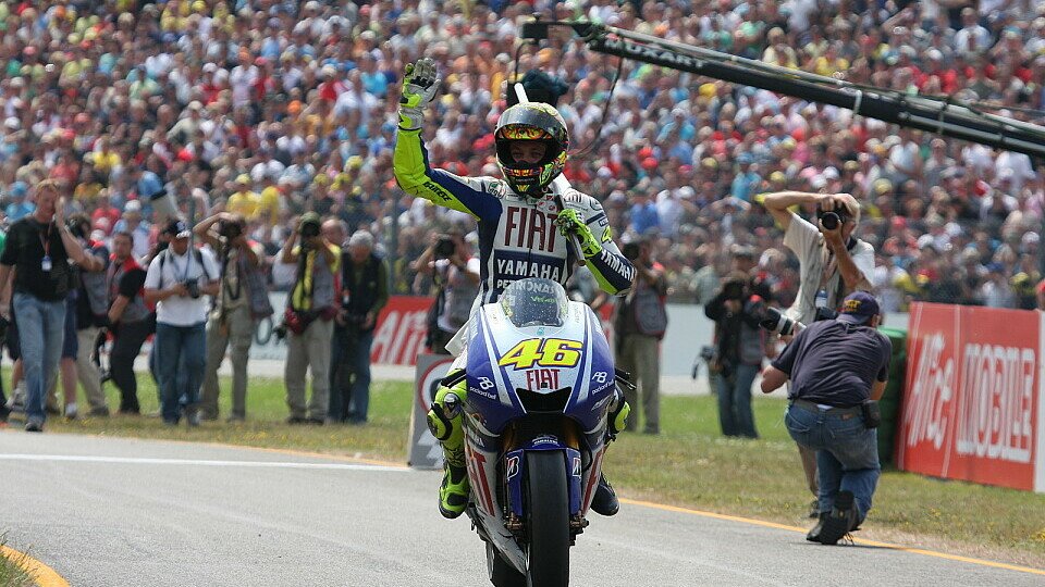 Valentino Rossi muss von der Feierstimmung wieder etwas runterkommen, Foto: Ronny Lekl