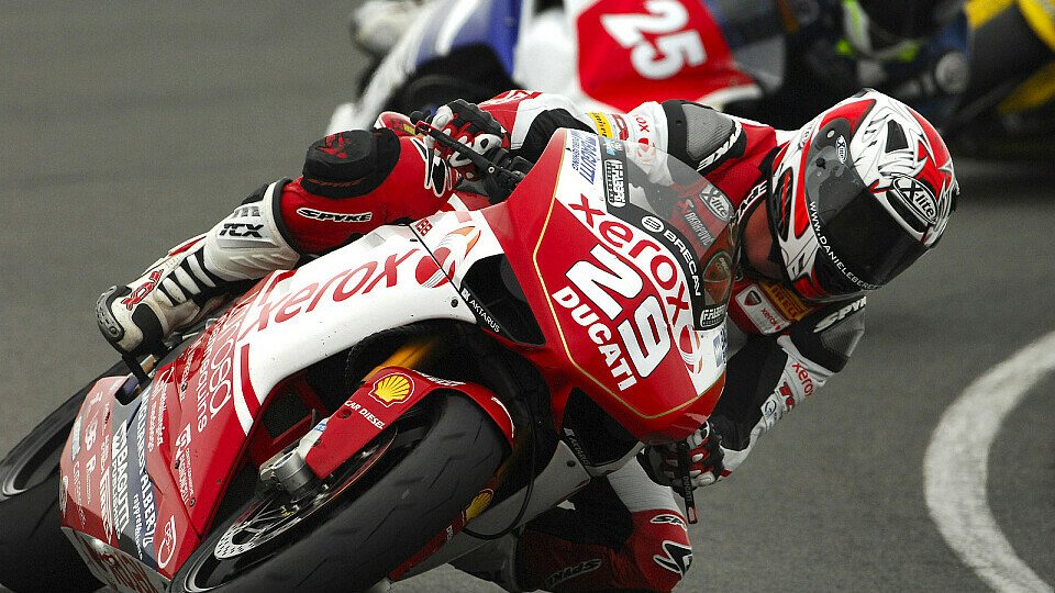 Davide Giugliano wird 2011 auf einer Ducati in der Superstock 1000 um Siege kämpfen, Foto: Ducati