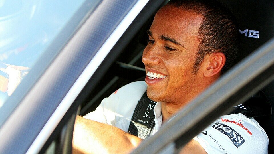 Hamilton hat wieder Spaß am Fahren, auch im Rennwagen., Foto: Sutton