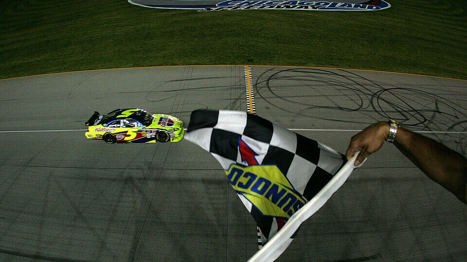 Mark Martin gewinnt sein viertes Saisonrennen, Foto: NASCAR