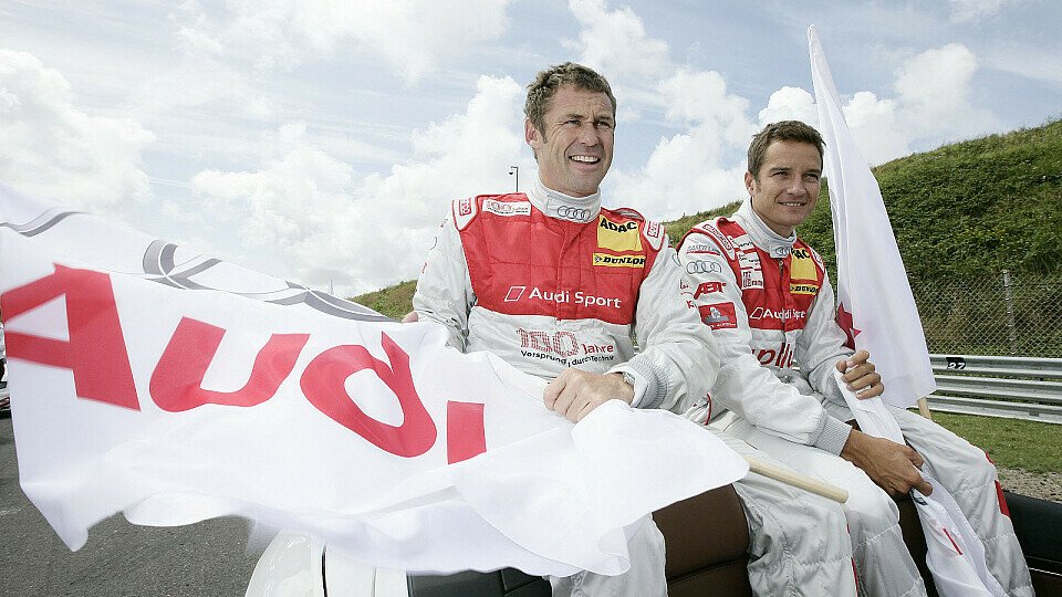 Tom Kristensen hielt in Oschersleben die Audi-Flaggen hoch., Foto: Audi