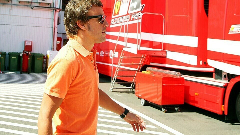 Fernando Alonso ist gespannt darauf, wie es läuft, Foto: Sutton