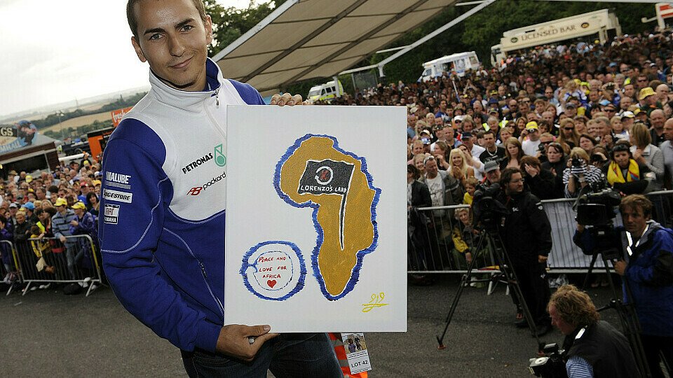 Lorenzo mit seinem Gemälde., Foto: Yamaha