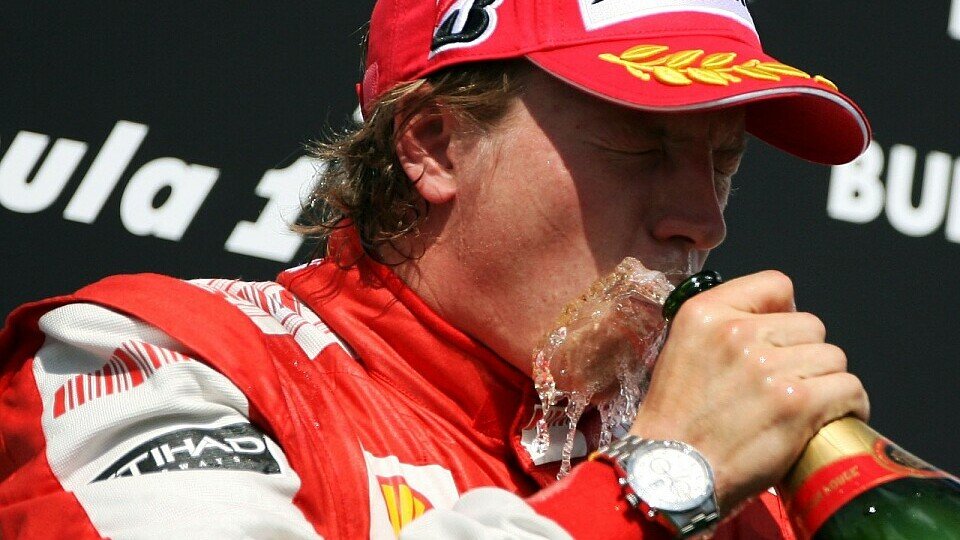 Räikkönen ließ sich den verdienten Champagner schmecken, Foto: Sutton