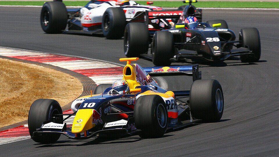 Überlegener Sieg von Jaime Alguersuari im zweiten Rennen, Foto: Renault