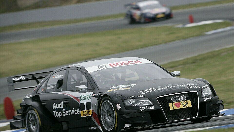 Timo Scheider führt knapp vor Mattias Ekström, Foto: DTM