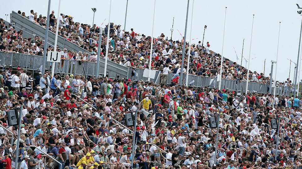 Dutzende Fans verfolgten 2009 das Rennen in Oschersleben, Foto: DTM