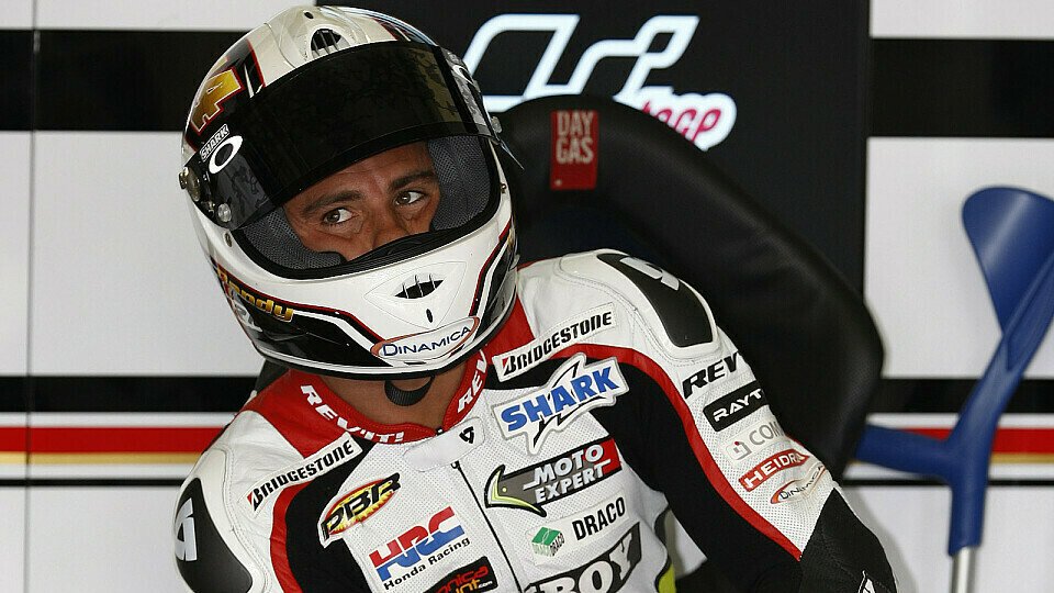 Die Krücken sind noch dabei - Randy de Puniet., Foto: Honda