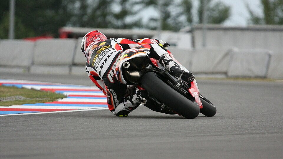 Mattia Pasini spricht mit Tech 3 über die Moto2 für nächstes Jahr., Foto: Ronny Lekl