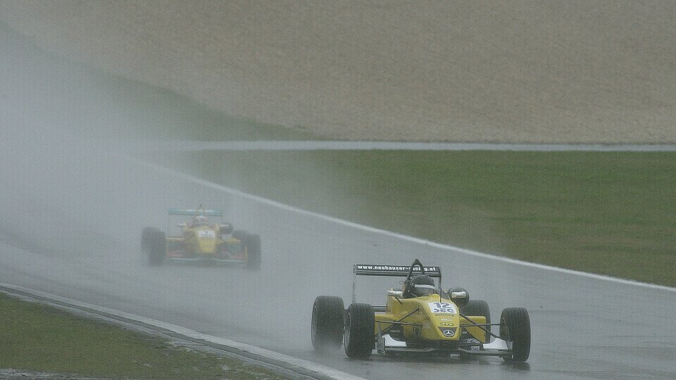 Tom Dillmann holte die Pole bei starkem Regen, Foto: Formel 3 Cup
