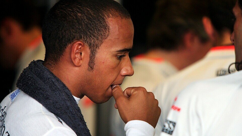 Lewis Hamilton musste lange zusehen, Foto: Sutton