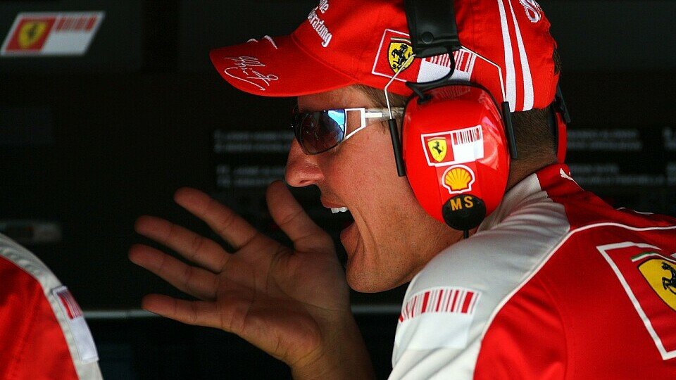 Michael Schumacher freut sich mit Ross Brawn., Foto: Sutton