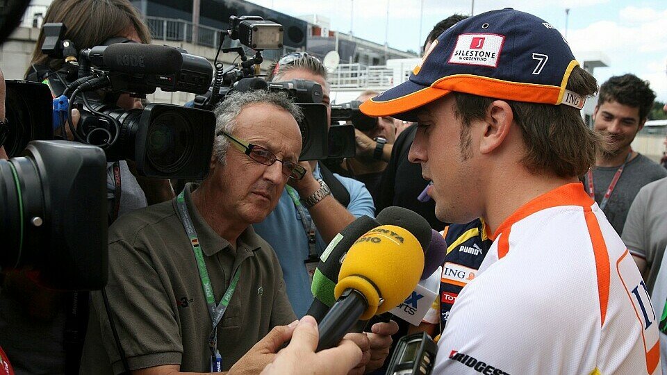 Fernando Alonso musste sich den Fragen der Presse stellen., Foto: Sutton