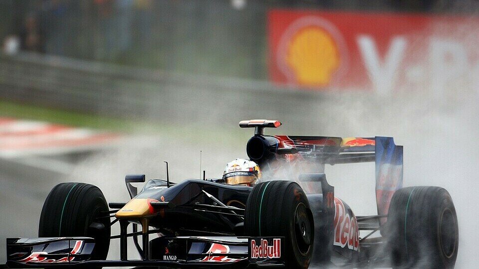 Es regnete zwar, den Toro-Rosso-Fahrern war das aber anscheinend egal, Foto: Sutton