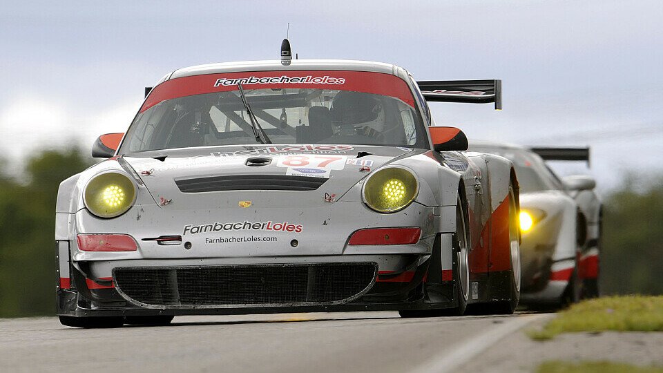 Dirk Werne kann sich über Wanderpokal und einen neuen Porsche 911 GT3 freuen., Foto: Porsche